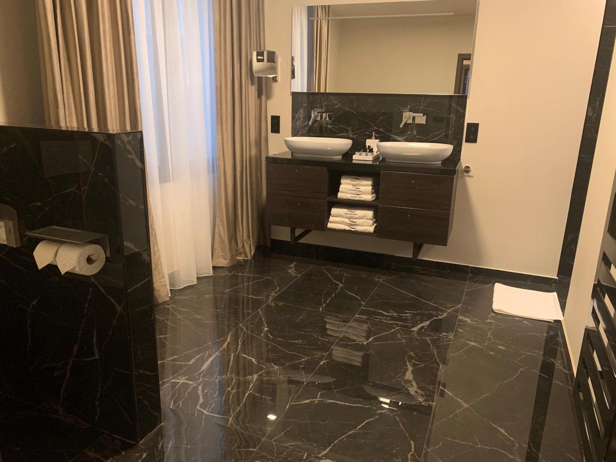 Botanique Suites Airbnb, Антверпен Экстерьер фото