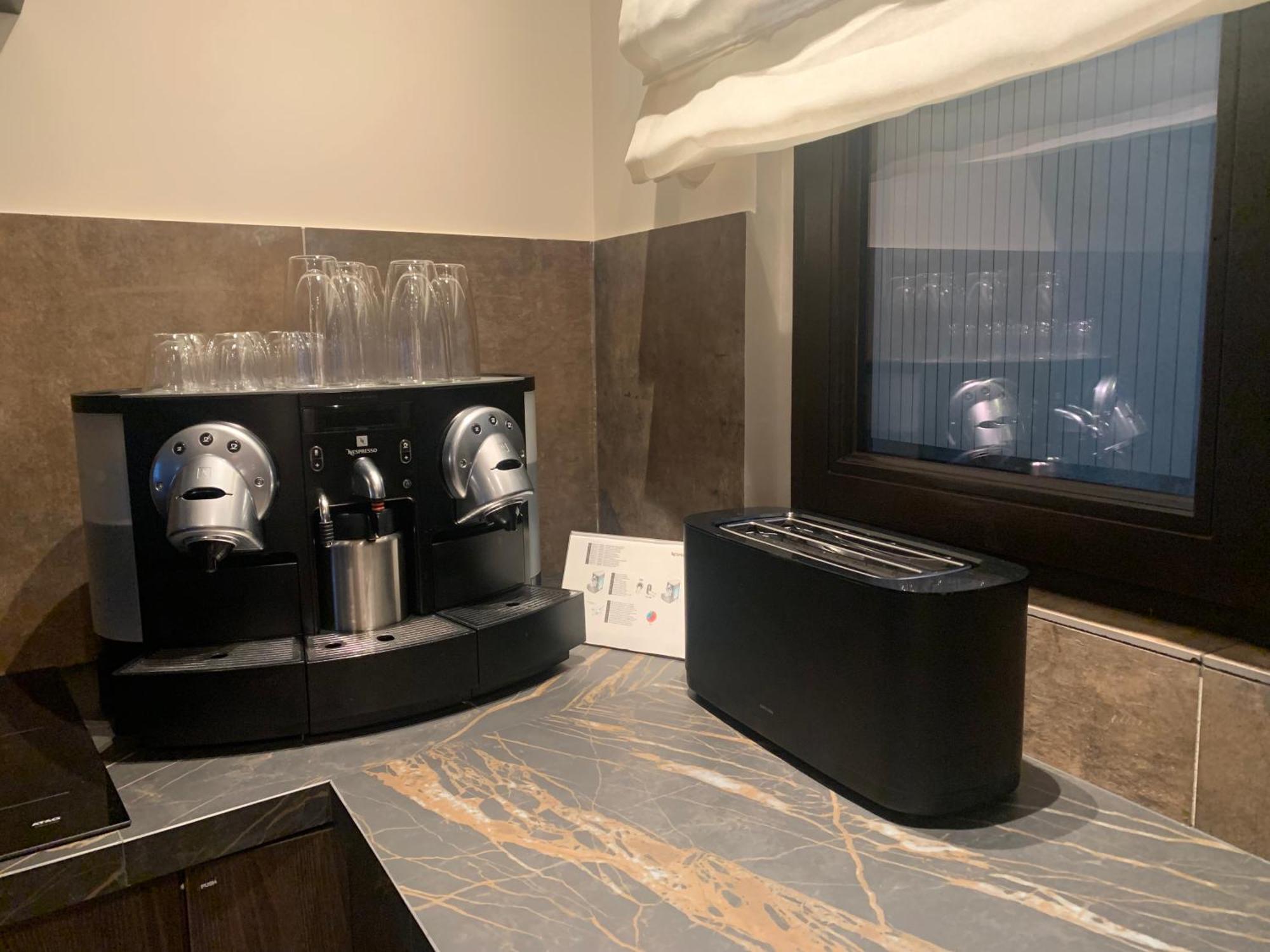 Botanique Suites Airbnb, Антверпен Экстерьер фото